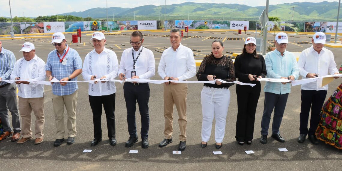 Inaugura Rutilio Escandón ampliación del estacionamiento público del Aeropuerto Internacional “Ángel Albino Corzo”
