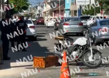 Accidente deja dos lesionados; responsable se da a la fuga