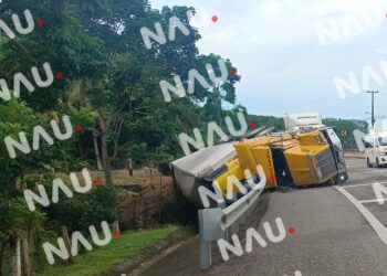 Volcadura de tráiler en la carretera Tapachula-Huixtla deja daños materiales