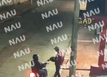 “Vídeo” Intento de asalto en Mapastepec, Chiapas: Delincuente en motocicleta intenta robar a transeúnte