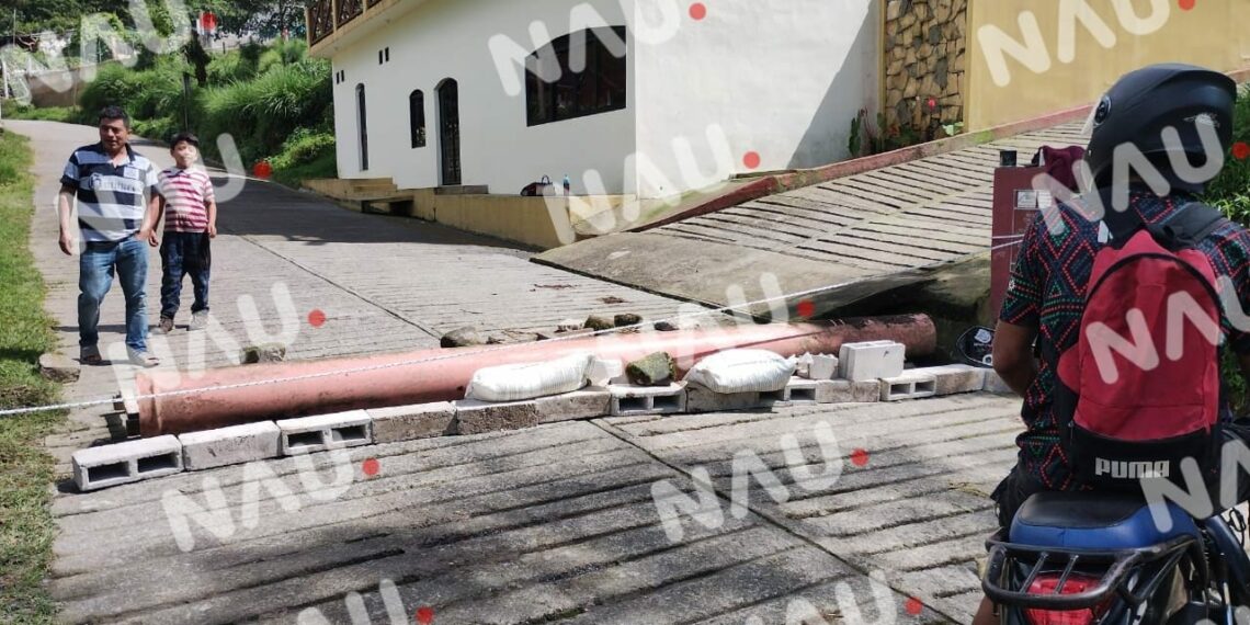 Comuneros de Talquián Viejo bloquean acceso en protesta contra la CFE