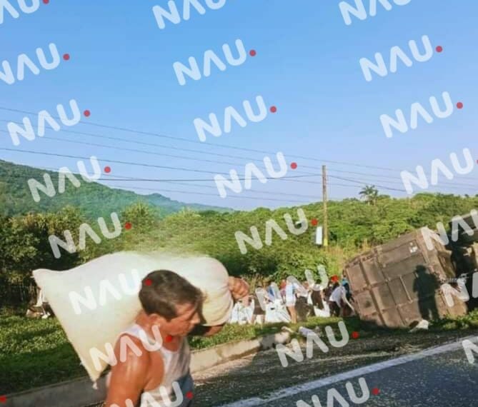 Volcadura de tráiler cargado de maíz en Chiapas desata ola de saqueos por parte de pobladores