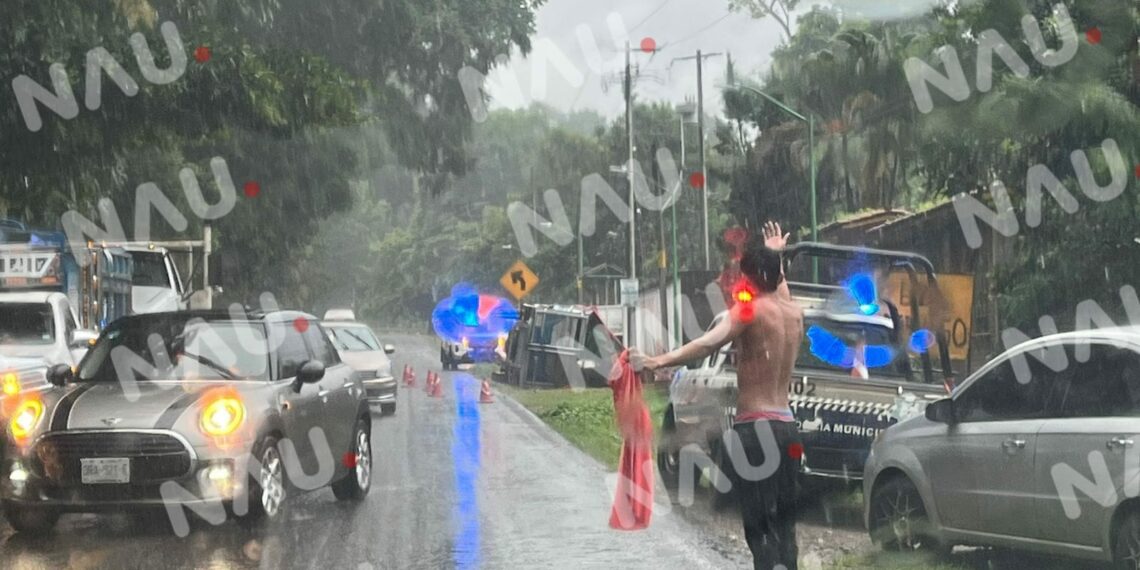 Volcadura de una Nissan NP 300 en Tuxtla Chico deja solo daños materiales