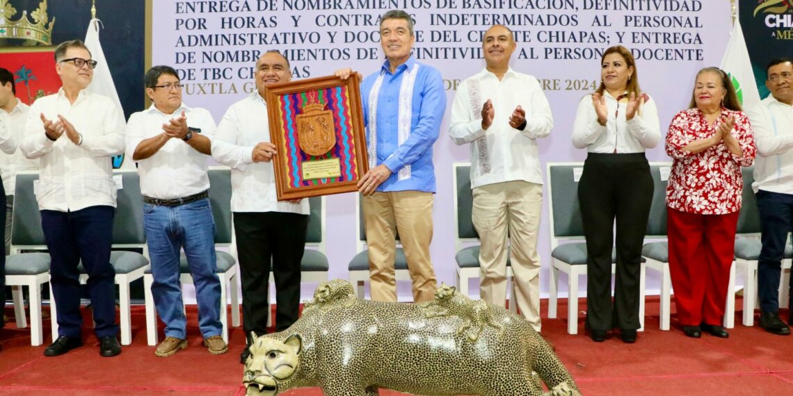 Entrega Rutilio Escandón basificación y contratos a personal del Cecyte Chiapas y Telebachillerato Comunitario
