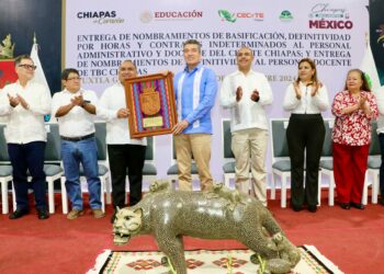 Entrega Rutilio Escandón basificación y contratos a personal del Cecyte Chiapas y Telebachillerato Comunitario
