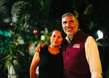 Angel Torres recorre calles en la colonia Democrática