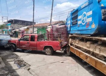 Tráiler provoca daños a una vivienda y tres vehículos en Huixtla, Chiapas
