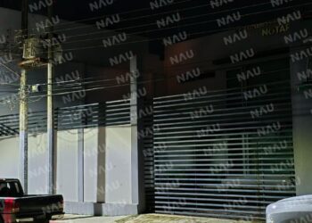 Hombre muere electrocutado en poste de luz