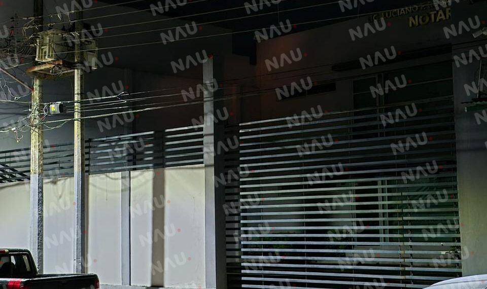 Hombre muere electrocutado en poste de luz