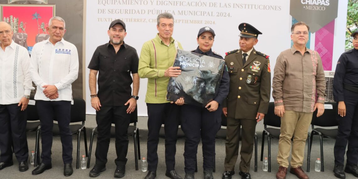 Encabeza Rutilio Escandón entrega de equipamiento a instituciones de seguridad pública municipal