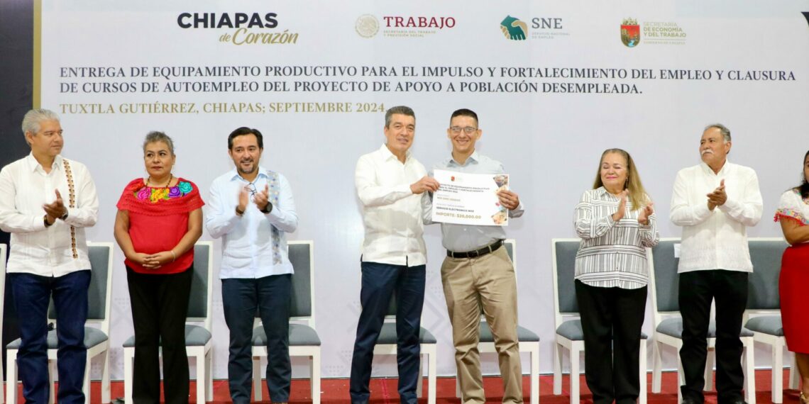 Rutilio Escandón entrega equipamiento productivo para el empleo y clausura cursos de capacitación en autoempleo
