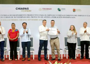 Rutilio Escandón entrega equipamiento productivo para el empleo y clausura cursos de capacitación en autoempleo