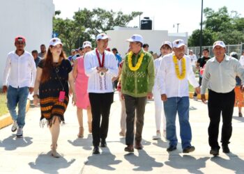 Rutilio Escandón devela placa en honor al medallista Luis Mario Nájera en la unidad deportiva de Venustiano Carranza