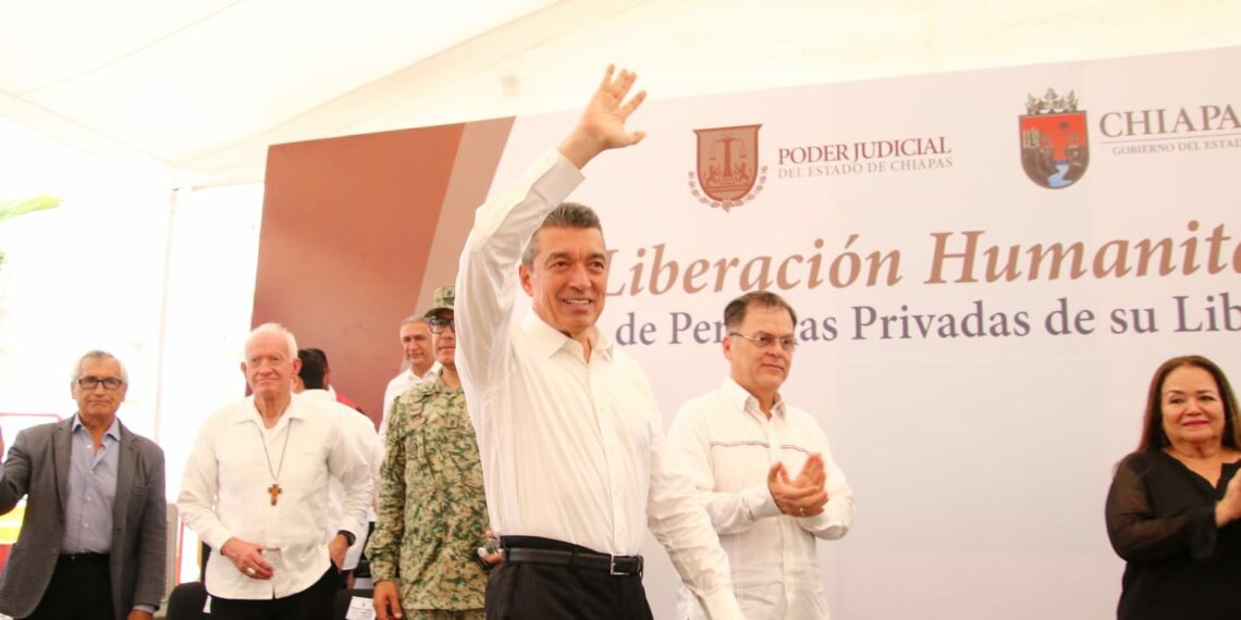 Entrega Rutilio Escandón actas de liberación por razones humanitarias a 406 personas