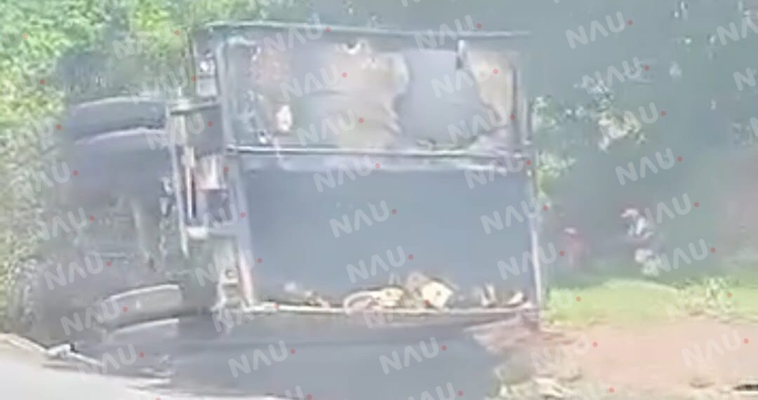 Tráiler se incendia tras volcarse en la carretera costera