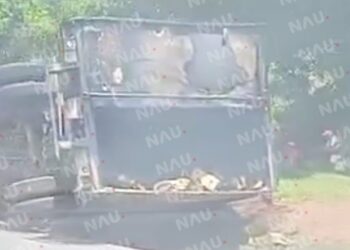 Tráiler se incendia tras volcarse en la carretera costera