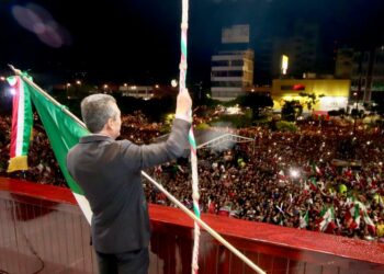 Rutilio Escandón conmemora el 214 Aniversario del Grito de Independencia acompañado de las familias chiapanecas