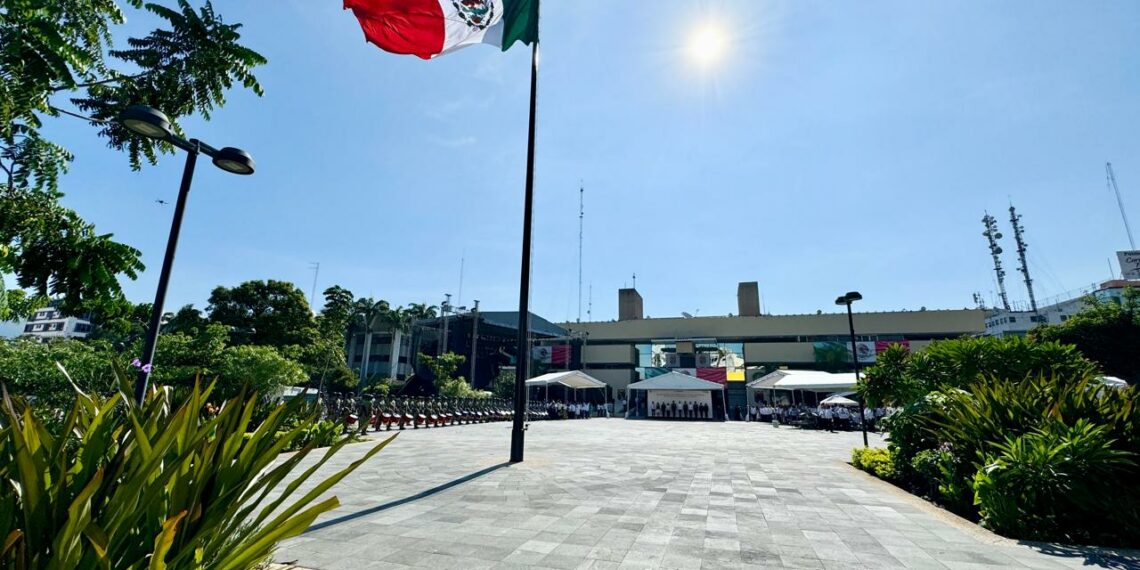 Presencia Rutilio Escandón el Desfile Cívico-Militar por el 214 Aniversario del Inicio de la Independencia de México