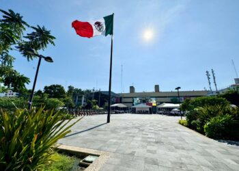 Presencia Rutilio Escandón el Desfile Cívico-Militar por el 214 Aniversario del Inicio de la Independencia de México