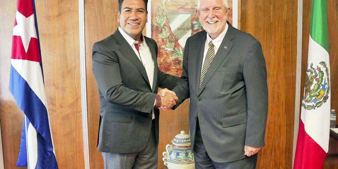 Eduardo Ramírez sostiene diálogo con Embajador de Cuba en México