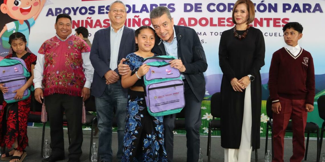Encabeza Rutilio Escandón entrega de apoyos escolares a estudiantes de la Región Altos Tsotsil Tseltal