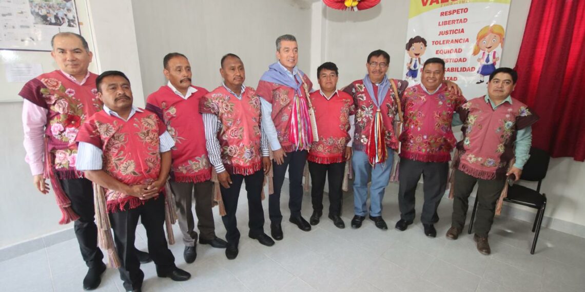 Rutilio Escandón inaugura aulas en Telesecundaria 305 Belisario Domínguez Palencia, en Zinacantán