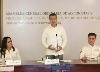 Celebra Rutilio Escandón crecimiento e ingresos del Aeropuerto Internacional Ángel Albino Corzo