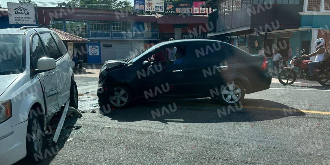 Daños materiales en accidente en carretera tuxtla chico talismán