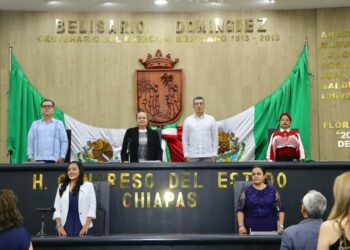 Rutilio Escandón devela inscripción del Bicentenario de la Federación de Chiapas a México en el Muro de Honor del Congreso del Estado