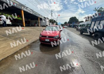 Mujer lesionada en accidente entre motocicleta y vehículo en Tapachula