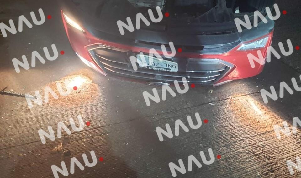 Vehículo termina volcado en calles del fraccionamiento Las Vegas