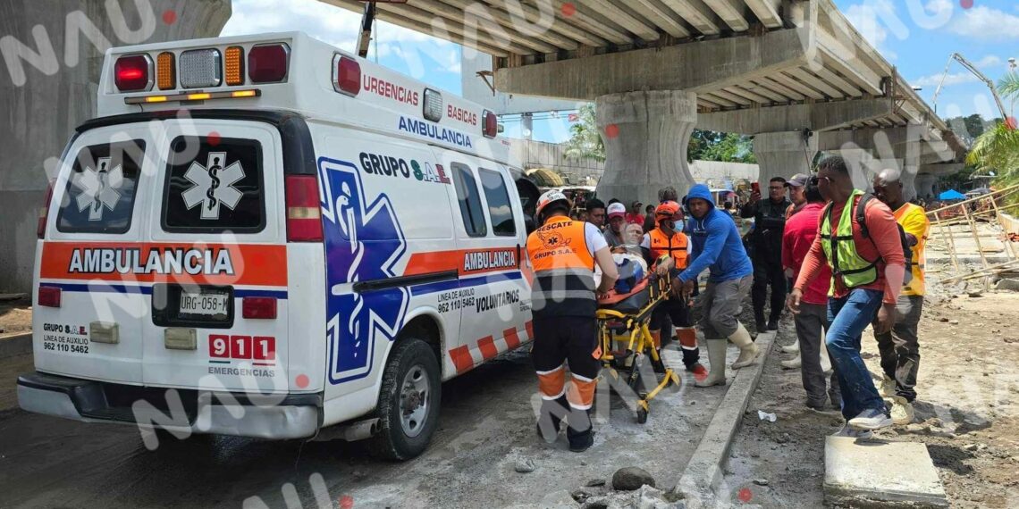 Dos trabajadores lesionados al caer de un andamio en Tapachula