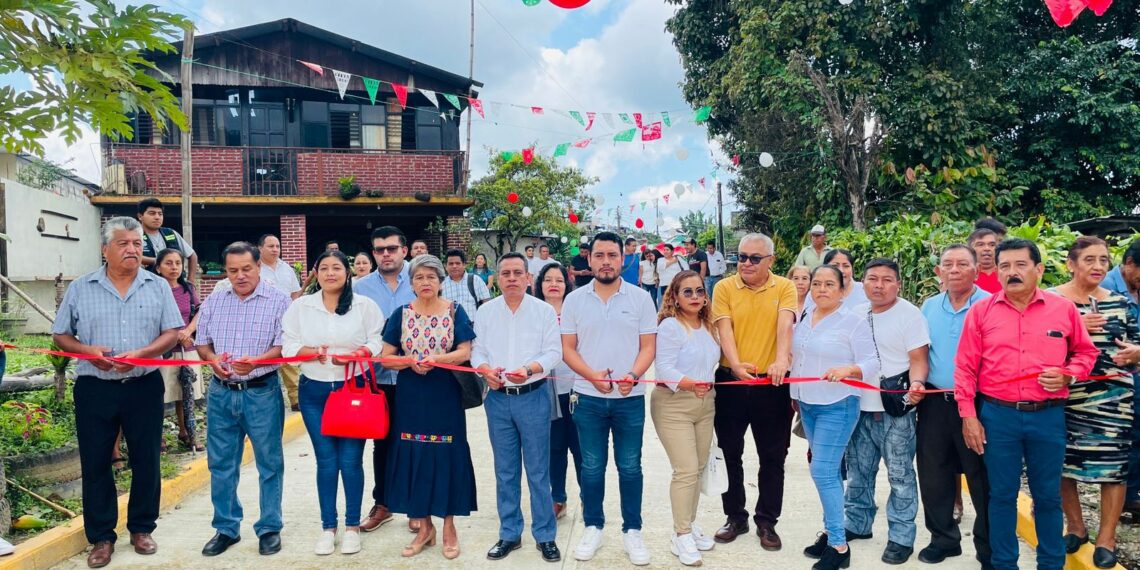 En el ejido Santo Domingo, se realiza la entrega de pavimentación de calles.