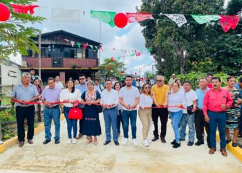 En el ejido Santo Domingo, se realiza la entrega de pavimentación de calles.