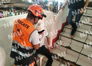 Hombre de 87 años sufre caída y es trasladado al ISSSTE en el mercado Sebastián