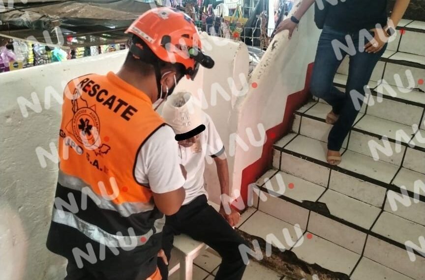 Hombre de 87 años sufre caída y es trasladado al ISSSTE en el mercado Sebastián