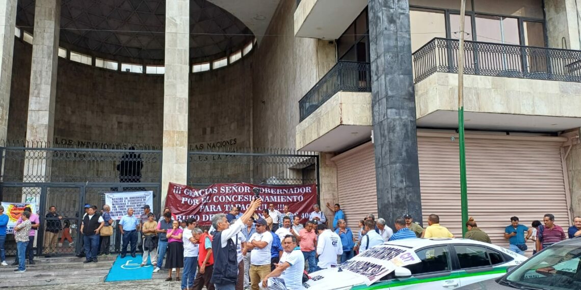 Choferes de Tapachula y la costa respaldan a SMyT en su comparecencia ante el Congreso