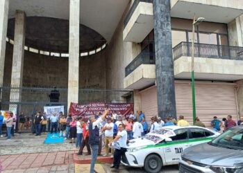 Choferes de Tapachula y la costa respaldan a SMyT en su comparecencia ante el Congreso