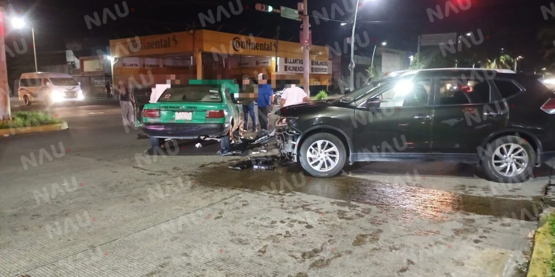 Accidente en cruce de semáforos deja solo daños materiales en Tapachula
