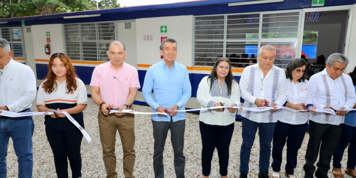 Rutilio Escandón cumple a comunidad de la Preparatoria No. 6 del Estado con modernización de infraestructura