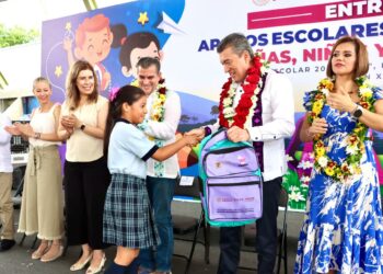 Rutilio Escandón entrega Apoyos Escolares de Corazón a estudiantes de la Región Soconusco