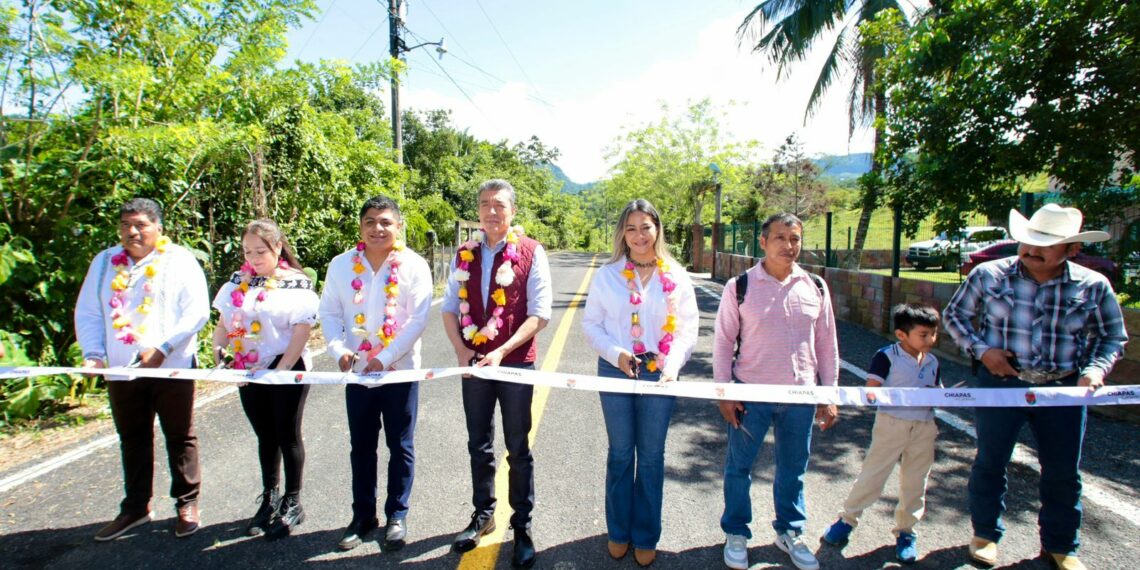 Rutilio Escandón inaugura camino en beneficio de los municipios de Tecpatán y Francisco León