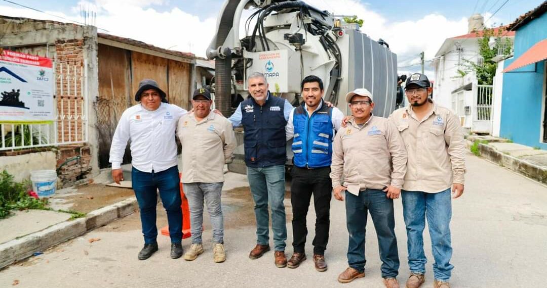 Verifica Angel Torres desazolve de red sanitaria en Colonia Siglo XXI, en Terán