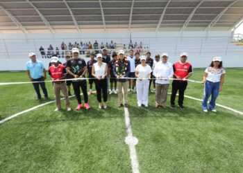 En Jiquipilas, Rutilio Escandón inaugura reconstrucción integral de cancha de futbol