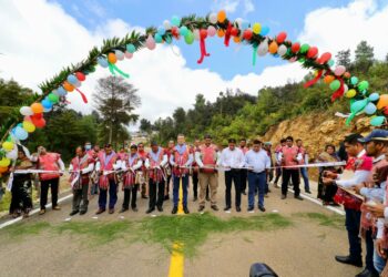 En Zinacantán, Rutilio Escandón inaugura construcción del camino Pasté-Elambó