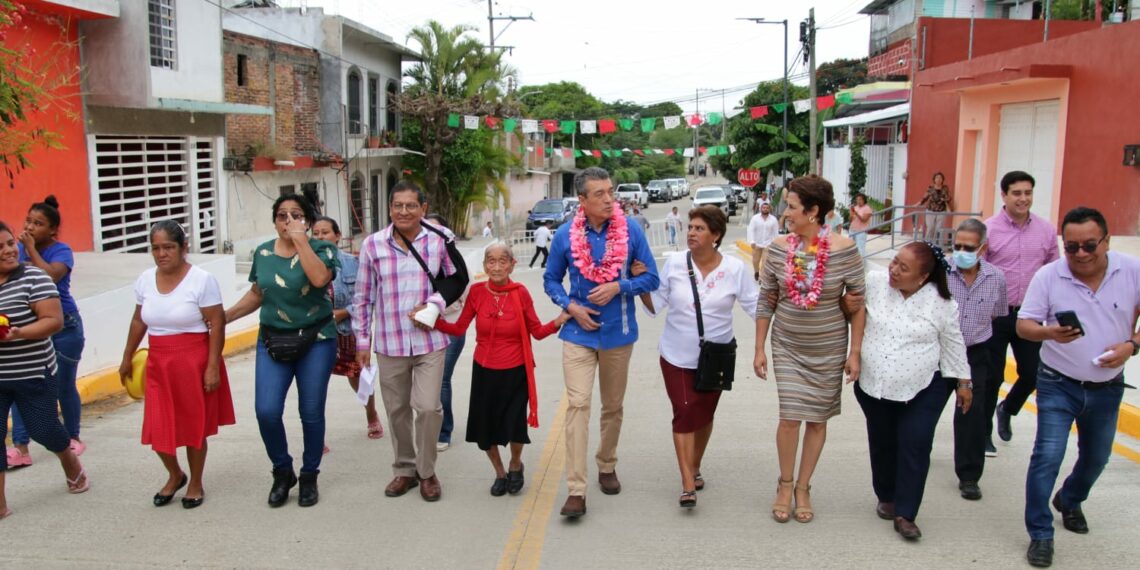 En Tuxtla Gutiérrez, Rutilio Escandón inaugura pavimentación de vialidades en la colonia Bosques del Sur