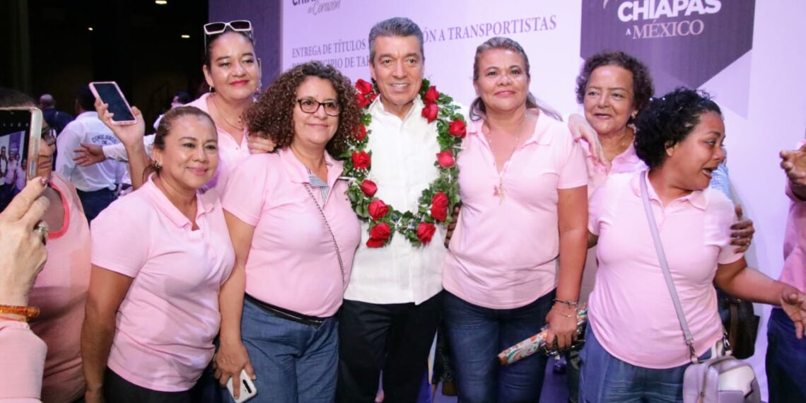 Rutilio Escandón entrega títulos de concesión a transportistas de Tapachula, tras más de 20 años de espera