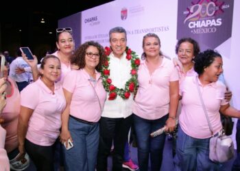 Rutilio Escandón entrega títulos de concesión a transportistas de Tapachula, tras más de 20 años de espera