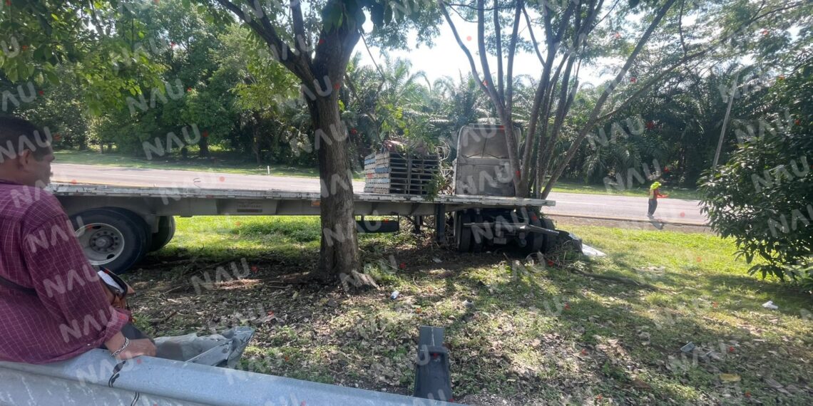 Accidente de tráiler en el km 198 de la carretera Escuintla – Mapastepec, deja solo daños materiales