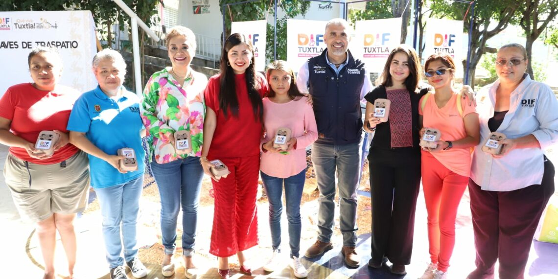 Entrega Angel Torres aves de traspatio en beneficio de familias de Tuxtla, en la colonia Las Granjas
